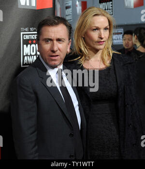 Schauspieler Tim Roth und seine Frau Nikki Butler kommen für die 16. jährliche Critics' Choice Movie Awards im Hollywood Palladium in Los Angeles am 14. Januar 2011. UPI/Jim Ruymen Stockfoto