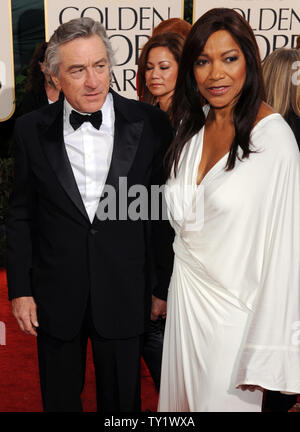 Schauspieler Robert De Niro und seine Frau Grace Hightower am 68. Golden Globe Awards in Beverly Hills, Kalifornien am 16. Januar 2011. De Niro war mit dem Cecil B DeMille Award ausgezeichnet. UPI/Jim Ruymen Stockfoto