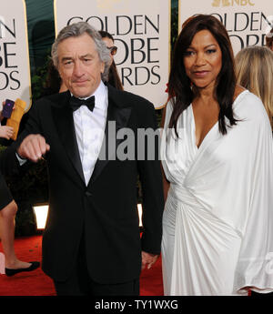 Schauspieler Robert De Niro und seine Frau Grace Hightower am 68. Golden Globe Awards in Beverly Hills, Kalifornien am 16. Januar 2011. De Niro war mit dem Cecil B DeMille Award ausgezeichnet. UPI/Jim Ruymen Stockfoto