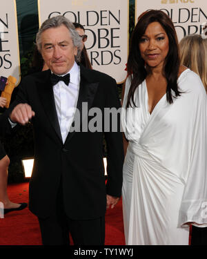 Schauspieler Robert De Niro und seine Frau Grace Hightower am 68. Golden Globes Awards in Beverly Hills, Kalifornien am 16. Januar 2011. De Niro war mit dem Cecil B DeMille Award ausgezeichnet. UPI/Jim Ruymen Stockfoto