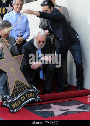 Kanadische Schauspieler Donald Sutherland (C) schaut auf seinen Stern während einer enthüllungsfeier ihn ehrt mit dem 2.430 th Stern auf dem Hollywood Walk of Fame in Los Angeles am Januar 26, 2011. Helfen am Recht ist den irischen Schauspieler Colin Farrell, der Co - Sterne mit Sutherland in der kommenden Motion Picture' schreckliche Chefs". Sutherland Star's befindet sich neben dem seines Sohnes Schauspieler Kiefer Sutherland. UPI/Jim Ruymen Stockfoto