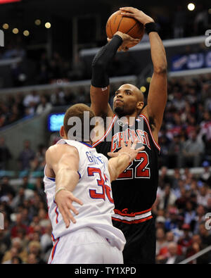 Chicago Bulls vorwärts Taj Gibson schießt über Los Angeles Clippers vorwärts Blake Griffin im ersten Quartal Maßnahmen auf Staples Center Februar 2, 2011. Die Bullen besiegten die Clippers 106-88. UPI/Jon SooHoo Stockfoto