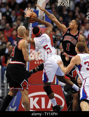 Los Angeles Clippers guard Baron Davis (C) hat seinen Schuß durch Chicago Bulls Carlos Boozer (L) und Derrick Rose im ersten Quartal Maßnahmen auf Staples Center Februar 2, 2011 blockiert. Die Bullen besiegten die Clippers 106-88. UPI/Jon SooHoo Stockfoto