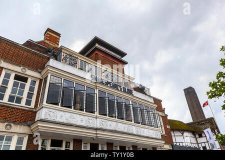 Vor dem Schwan Restaurant von Shakespeare's Globe am Südufer der Themse Damm, Southwark, London SE1 Stockfoto