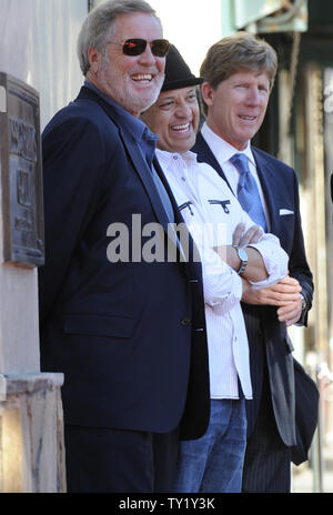 Produzent John Langley (L-R), Schauspieler Paul Rodriguez und Präsident des Zwanzigsten Fernsehen Greg Meidel sind an einer Zeremonie, wo die Langley, Produzent der TV-Serie 'Bullen' Wirklichkeit, erhält einen Stern auf dem "Hollywood Walk of Fame" in Hollywood" in Los Angeles am Februar 11, 2011 gesehen. UPI/Phil McCarten Stockfoto