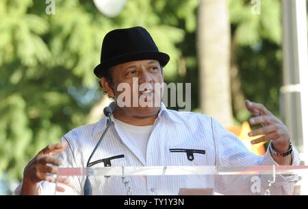 Schauspieler Paul Rodriguez spricht bei einer Zeremonie, wo John Langley, der Produzent der TV-Serie 'Bullen' Wirklichkeit, erhält einen Stern auf dem "Hollywood Walk of Fame" in Hollywood" in Los Angeles am 11. Februar 2011. UPI/Phil McCarten Stockfoto