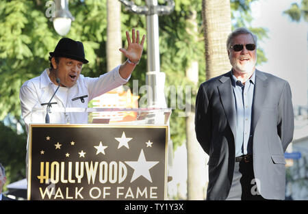 Schauspieler Paul Rodriguez (L) spricht bei einer Zeremonie, wo John Langley (R), der Produzent der TV-Serie 'Bullen' Wirklichkeit, erhält einen Stern auf dem "Hollywood Walk of Fame" in Hollywood" in Los Angeles am 11. Februar 2011. UPI/Phil McCarten Stockfoto