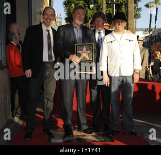 Radio Persönlichkeit Gary Bryan (L-R), Produzent John Langley, Präsident des Zwanzigsten Fernsehen Greg Meidel und Schauspieler Paul Rodriguez sind bei einer Zeremonie in Langley, der Produzent der TV-Serie 'Bullen' Wirklichkeit, erhält einen Stern auf dem "Hollywood Walk of Fame" in Hollywood" in Los Angeles am Februar 11, 2011 gesehen. UPI/Phil McCarten Stockfoto