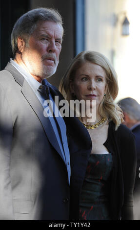 John Langley (L) und die Gäste an einer Zeremonie, wo der Produzent der TV-Realität Serie 'Bullen' erhält einen Stern auf dem "Hollywood Walk of Fame" in Hollywood" in Los Angeles am Februar 11, 2011 gesehen. UPI/Phil McCarten Stockfoto