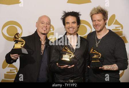 Jimmy Stafford, Patrick Monahan und Scott Underwood der Band ihre Award für Best Pop Performance halten durch ein Duo oder einer Gruppe mit Gesang für "Hey, Soul Sister" auf der 53. Grammy Awards im Staples Center in Los Angeles am 13. Februar 2011. UPI/Phil McCarten Stockfoto