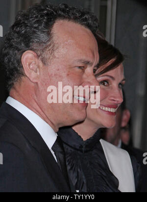 Tom Hanks und Julia Roberts ankommen auf dem roten Teppich nach Roberts der Rat der Gouverneure Preis während der 25. jährlichen amerikanischen Gesellschaft der Kameraleute Auszeichnungen in den Hollywood in Los Angeles am 13. Februar 2011 eingegangen. UPI/David Silpa Stockfoto