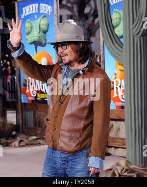 Schauspieler Johnny Depp, der die Stimmen der Titelheld Rango in der animierten Motion Picture "Rango", bei der Premiere des Films in Los Angeles ankommt am 14. Februar 2011 UPI/Jim Ruymen Stockfoto