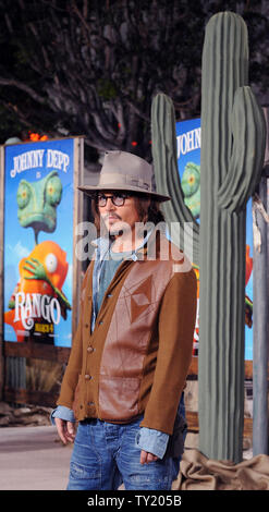 Schauspieler Johnny Depp, der die Stimmen der Titelheld Rango in der animierten Motion Picture "Rango", bei der Premiere des Films in Los Angeles ankommt am 14. Februar 2011 UPI/Jim Ruymen Stockfoto
