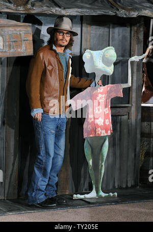 Schauspieler Johnny Depp, der die Stimmen der Titelheld Rango in der animierten Motion Picture "Rango", bei der Premiere des Films in Los Angeles ankommt am 14. Februar 2011 UPI/Jim Ruymen Stockfoto