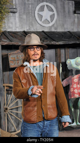 Schauspieler Johnny Depp, der die Stimmen der Titelheld Rango in der animierten Motion Picture "Rango", bei der Premiere des Films in Los Angeles ankommt am 14. Februar 2011 UPI/Jim Ruymen Stockfoto