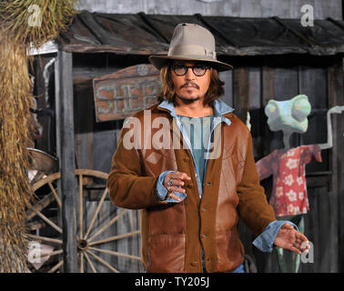 Schauspieler Johnny Depp, der die Stimmen der Titelheld Rango in der animierten Motion Picture "Rango", bei der Premiere des Films in Los Angeles ankommt am 14. Februar 2011 UPI/Jim Ruymen Stockfoto