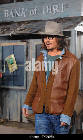 Schauspieler Johnny Depp, der die Stimmen der Titelheld Rango in der animierten Motion Picture "Rango", bei der Premiere des Films in Los Angeles ankommt am 14. Februar 2011 UPI/Jim Ruymen Stockfoto