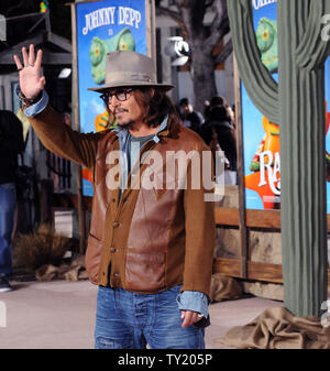Schauspieler Johnny Depp, der die Stimmen der Titelheld Rango in der animierten Motion Picture "Rango", bei der Premiere des Films in Los Angeles ankommt am 14. Februar 2011 UPI/Jim Ruymen Stockfoto