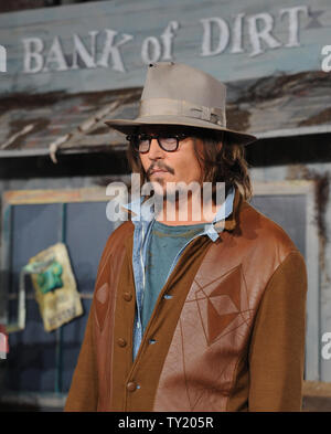 Schauspieler Johnny Depp, der die Stimmen der Titelheld Rango in der animierten Motion Picture "Rango", bei der Premiere des Films in Los Angeles ankommt am 14. Februar 2011 UPI/Jim Ruymen Stockfoto