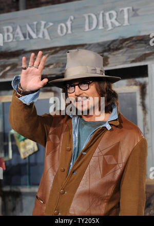 Schauspieler Johnny Depp, der die Stimmen der Titelheld Rango in der animierten Motion Picture "Rango", bei der Premiere des Films in Los Angeles ankommt am 14. Februar 2011 UPI/Jim Ruymen Stockfoto