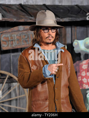 Schauspieler Johnny Depp, der die Stimmen der Titelheld Rango in der animierten Motion Picture "Rango", bei der Premiere des Films in Los Angeles ankommt am 14. Februar 2011 UPI/Jim Ruymen Stockfoto