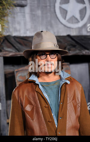 Schauspieler Johnny Depp, der die Stimmen der Titelheld Rango in der animierten Motion Picture "Rango", bei der Premiere des Films in Los Angeles ankommt am 14. Februar 2011 UPI/Jim Ruymen Stockfoto