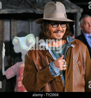 Schauspieler Johnny Depp, der die Stimmen der Titelheld Rango in der animierten Motion Picture "Rango", bei der Premiere des Films in Los Angeles ankommt am 14. Februar 2011 UPI/Jim Ruymen Stockfoto