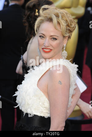 Virginia Madsen kommt auf dem roten Teppich für die 83. jährlichen Academy Awards im Kodak Theater in Hollywood am 27. Februar 2011. UPI/Phil McCarten Stockfoto