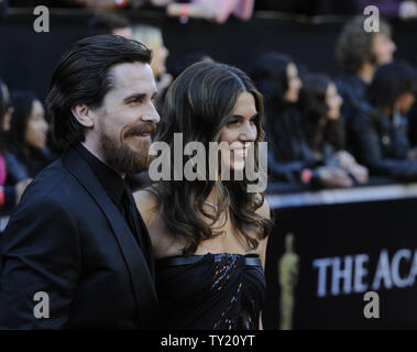 Christian Bale, bester Nebendarsteller nominiert für seine Rolle in "Der Kämpfer", und seine Frau, Sibi Blazic, Ankunft auf dem roten Teppich für die 83. jährlichen Academy Awards im Kodak Theater in Hollywood am 27. Februar 2011. UPI/Phil McCarten Stockfoto