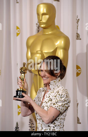 Beste Leistung von einer Schauspielerin in einer Nebenrolle Sieger Melissa Leo für ihre Arbeit im 'Kämpfer' stellt mit ihrem Oscar während die 83. jährlichen Academy Awards in Hollywood am 27. Februar 2011. UPI/Phil McCarten Stockfoto