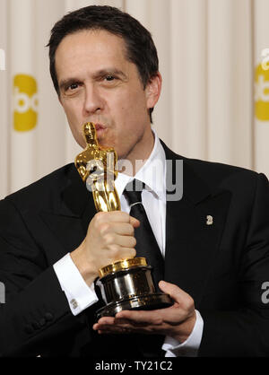 Best Animated Feature Film Sieger Lee Unkrich für 'Toy Story 3' Küsse seinen Oscar auf der 83. jährlichen Academy Awards in Hollywood am 27. Februar 2011. UPI/Phil McCarten Stockfoto