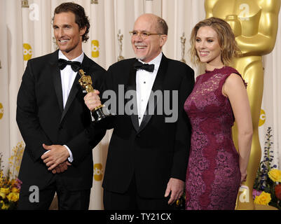 Moderatoren Matthew McConaughey und Scarlett Johansson pose mit Achievement in Sound Editing Sieger Richard König für 'Gründung' an die 83. jährlichen Academy Awards in Hollywood am 27. Februar 2011. UPI/Phil McCarte Stockfoto