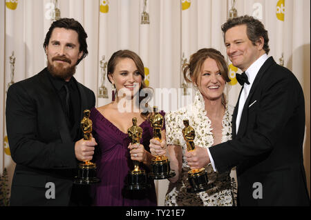 Zu recht, Bester Nebendarsteller Christian Bale, beste Schauspielerin Natalie Portman, Beste Nebendarstellerin Melissa Leo und den Besten Schauspieler Colin Firth backstage in der 83. jährlichen Academy Awards in Hollywood pose am 27. Februar 2011 verlassen. UPI/Phil McCarten Stockfoto