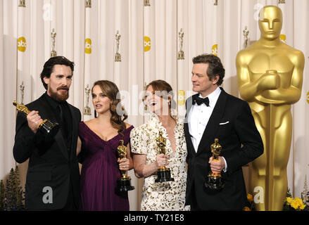 Zu recht, Bester Nebendarsteller Christian Bale, beste Schauspielerin Natalie Portman, Beste Nebendarstellerin Melissa Leo und den Besten Schauspieler Colin Firth backstage in der 83. jährlichen Academy Awards in Hollywood pose am 27. Februar 2011 verlassen. UPI/Phil McCarten Stockfoto