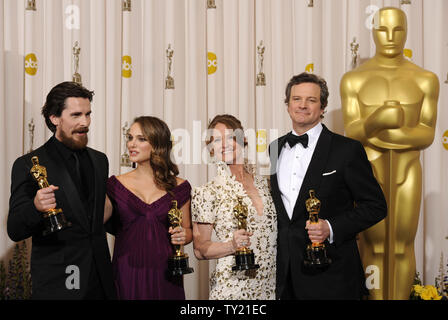 Zu recht, Bester Nebendarsteller Christian Bale, beste Schauspielerin Natalie Portman, Beste Nebendarstellerin Melissa Leo und den Besten Schauspieler Colin Firth backstage in der 83. jährlichen Academy Awards in Hollywood pose am 27. Februar 2011 verlassen. UPI/Phil McCarten Stockfoto