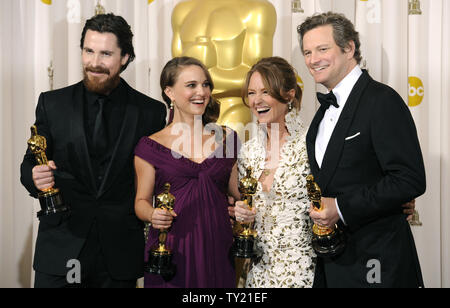 Zu recht, Bester Nebendarsteller Christian Bale, beste Schauspielerin Natalie Portman, Beste Nebendarstellerin Melissa Leo und den Besten Schauspieler Colin Firth backstage in der 83. jährlichen Academy Awards in Hollywood pose am 27. Februar 2011 verlassen. UPI/Phil McCarten Stockfoto
