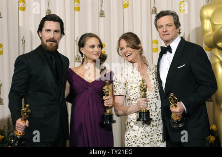 Zu recht, Bester Nebendarsteller Christian Bale, beste Schauspielerin Natalie Portman, Beste Nebendarstellerin Melissa Leo und den Besten Schauspieler Colin Firth backstage in der 83. jährlichen Academy Awards in Hollywood pose am 27. Februar 2011 verlassen. UPI/Phil McCarten Stockfoto