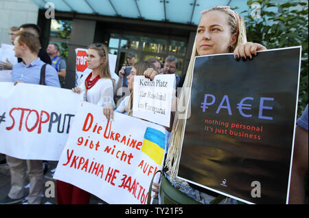 Kiew, Ukraine. 25. Juni 2019. Ukrainische Aktivisten gesehen, die während eines Protestes gegen russische zurück an die Parlamentarische Versammlung des Europarats, die außerhalb der Deutschen Botschaft in Kiew, Ukraine. Ukrainische Aktivisten Rallye außerhalb der Botschaften der Länder, die für die russischen Zurück zur Parlamentarischen Versammlung des Europarates (PACE) gestimmt. Credit: SOPA Images Limited/Alamy leben Nachrichten Stockfoto