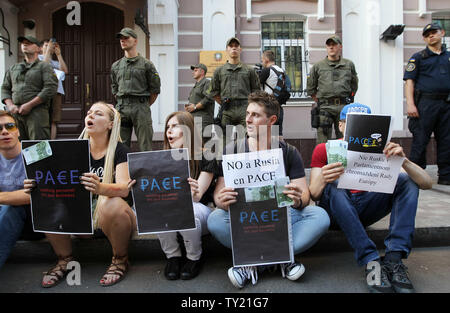 Kiew, Ukraine. 25. Juni 2019. Ukrainische Aktivisten gesehen, die während eines Protestes gegen russische Rückkehr in der Parlamentarischen Versammlung des Europarats, außerhalb der Italienischen Botschaft in Kiew, Ukraine. Ukrainische Aktivisten Rallye außerhalb der Botschaften der Länder, die für die russischen Zurück zur Parlamentarischen Versammlung des Europarates (PACE) gestimmt. Credit: SOPA Images Limited/Alamy leben Nachrichten Stockfoto