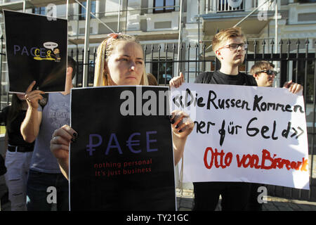 Kiew, Ukraine. 25. Juni 2019. Ukrainische Aktivisten gesehen die Teilnahme während eines Protestes gegen russische Rückkehr in der Parlamentarischen Versammlung des Europarats, außerhalb der Österreichischen Botschaft in Kiew, Ukraine. Ukrainische Aktivisten Rallye außerhalb der Botschaften der Länder, die für die russischen Zurück zur Parlamentarischen Versammlung des Europarates (PACE) gestimmt. Credit: SOPA Images Limited/Alamy leben Nachrichten Stockfoto