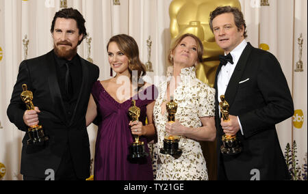 Zu recht, Bester Nebendarsteller Christian Bale, beste Schauspielerin Natalie Portman, Beste Nebendarstellerin Melissa Leo und den Besten Schauspieler Colin Firth backstage in der 83. jährlichen Academy Awards in Hollywood pose am 27. Februar 2011 verlassen. UPI/Phil McCarten Stockfoto