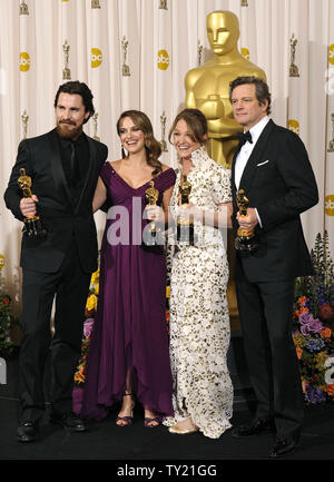 Zu recht, Bester Nebendarsteller Christian Bale, beste Schauspielerin Natalie Portman, Beste Nebendarstellerin Melissa Leo und den Besten Schauspieler Colin Firth backstage in der 83. jährlichen Academy Awards in Hollywood pose am 27. Februar 2011 verlassen. UPI/Phil McCarten Stockfoto