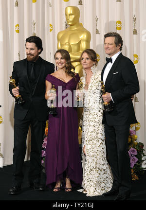 Zu recht, Bester Nebendarsteller Christian Bale, beste Schauspielerin Natalie Portman, Beste Nebendarstellerin Melissa Leo und den Besten Schauspieler Colin Firth backstage in der 83. jährlichen Academy Awards in Hollywood pose am 27. Februar 2011 verlassen. UPI/Phil McCarten Stockfoto