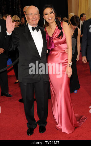 Rupert Murdoch und seine Frau Wendi Deng ankommen auf dem roten Teppich für die 83. jährlichen Academy Awards im Kodak Theater in Hollywood am 27. Februar 2011. UPI/Jim Ruymen Stockfoto