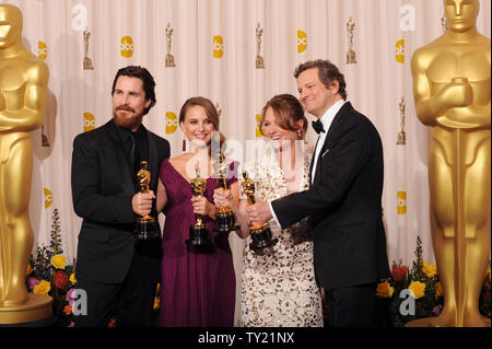 Zu recht, Bester Nebendarsteller Christian Bale, beste Schauspielerin Natalie Portman, Beste Nebendarstellerin Melissa Leo und den Besten Schauspieler Colin Firth backstage in der 83. jährlichen Academy Awards in Hollywood pose am 27. Februar 2011 verlassen. UPI/Jim Ruymen Stockfoto