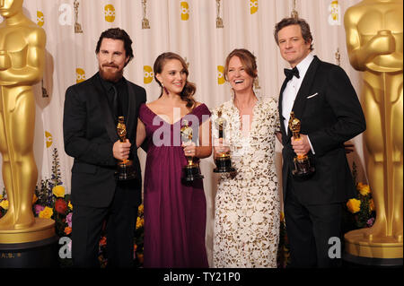Zu recht, Bester Nebendarsteller Christian Bale, beste Schauspielerin Natalie Portman, Beste Nebendarstellerin Melissa Leo und den Besten Schauspieler Colin Firth backstage in der 83. jährlichen Academy Awards in Hollywood pose am 27. Februar 2011 verlassen. UPI/Jim Ruymen Stockfoto
