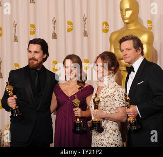 Zu recht, Bester Nebendarsteller Christian Bale, beste Schauspielerin Natalie Portman, Beste Nebendarstellerin Melissa Leo und den Besten Schauspieler Colin Firth backstage in der 83. jährlichen Academy Awards in Hollywood pose am 27. Februar 2011 verlassen. UPI/Jim Ruymen Stockfoto