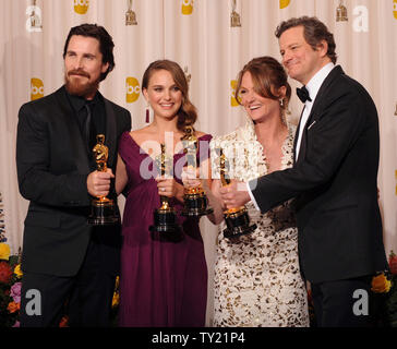 Zu recht, Bester Nebendarsteller Christian Bale, beste Schauspielerin Natalie Portman, Beste Nebendarstellerin Melissa Leo und den Besten Schauspieler Colin Firth backstage in der 83. jährlichen Academy Awards in Hollywood pose am 27. Februar 2011 verlassen. UPI/Jim Ruymen Stockfoto