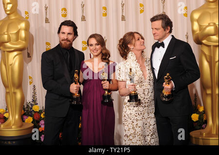 Zu recht, Bester Nebendarsteller Christian Bale, beste Schauspielerin Natalie Portman, Beste Nebendarstellerin Melissa Leo und den Besten Schauspieler Colin Firth backstage in der 83. jährlichen Academy Awards in Hollywood pose am 27. Februar 2011 verlassen. UPI/Jim Ruymen Stockfoto