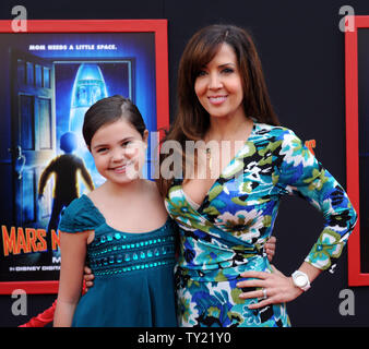 Schauspielerinnen Rechtsinhaber Madison (L) und Maria Canals-Barrera Besuchen die Premiere der motion picture animierte Sci-fi-Komödie "Mars braucht Mammen', am El Capitan Theatre in Hollywood" in Los Angeles am 6. März 2011. UPI/Jim Ruymen Stockfoto